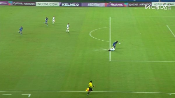 起身暴怒！阿苏埃抢出单刀禁区内被绊倒，裁判未判给申花点球