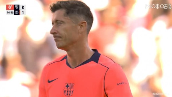 缺憾啊！慢镜头看莱万点球径直踢偏，随后他的神志荒谬无奈