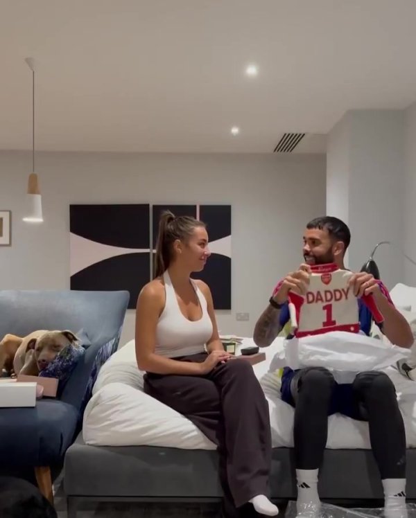 温馨甜密！拉亚配头准备惊喜礼物，将我方孕珠的音书奉告拉亚