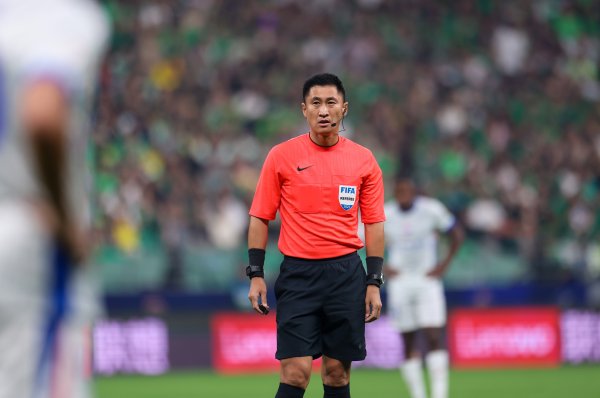 印尼媒体：马宁的判罚充满争议 禁区犯规给红牌却未判点球