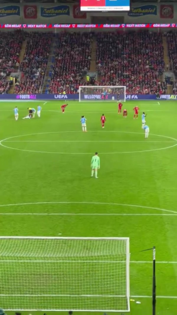 防得了进球防不住鼠鼠！一老鼠闯入球场，库尔图瓦思收拢但未笔直