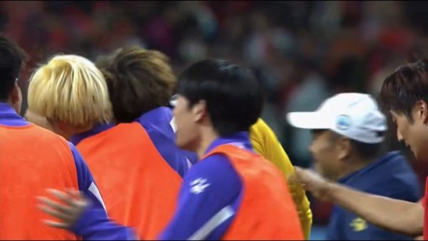 南通取胜最大元勋😁替补门将蔡天龙连扑两点，队友“拍头”庆祝