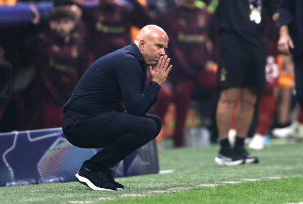 冰火两重天！泰晤士：利物浦4连败十年来冷落 阿莫林初次英超连胜