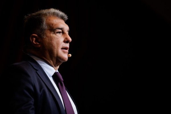 世体：拉波尔塔周一中午现身巴萨基地，待了20分钟后离开