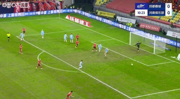 这球真的没进！胡荷韬单刀过掉门将后未能射门，错失佛门良机