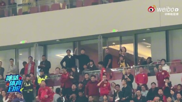 心系球队！王燊超宇宙波破门时，镜头拍到武磊在看台不雅战比赛
