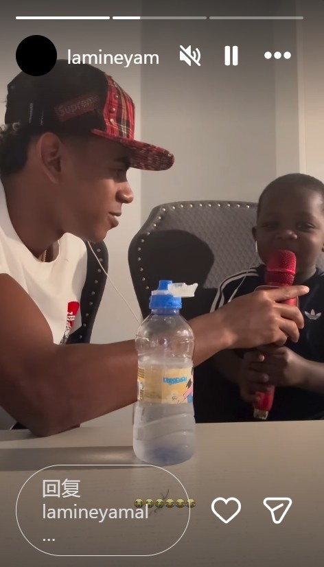 体验唱K的嗅觉！亚马尔社媒晒和年幼弟弟互动视频