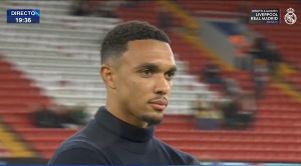 炙冰使燥！阿诺德再次站在了安菲尔德的草皮上，现场不才雨