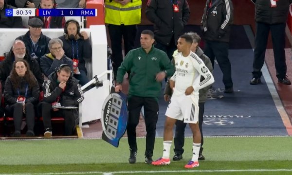 重回故土！阿诺德登场换下居莱尔，安菲尔德嘘声震天！