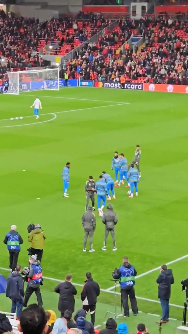 故东说念主重逢🤫阿诺德在热身时被安菲尔德球迷报以嘘声