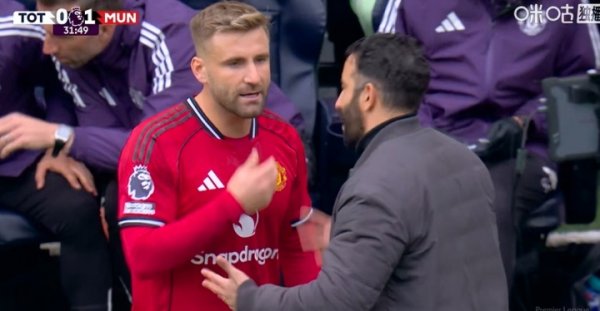 全队庆祝姆伯莫进球时，阿莫林仓猝找到卢克肖密语交接