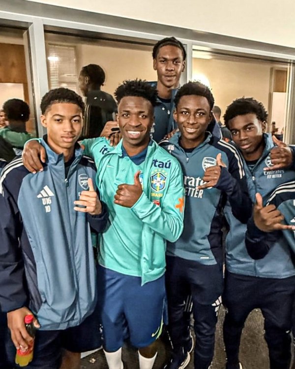 维尼修斯随巴西队在阿森纳基地检会，与枪手青训小将合影