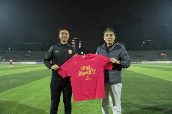 重庆足球精神世代相传，重庆铜梁龙向李章洙拯救冲超记挂球衣