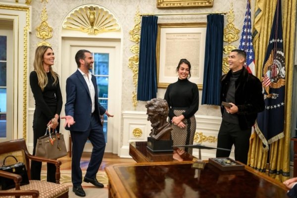 小特朗普与女友合影C罗乔治娜:长久不知说念会在卵形办公室遭受谁