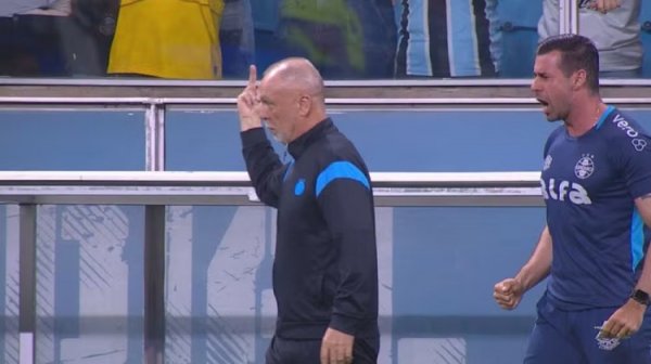 攻入扳平进球后，格雷米奥主帅向坐在替补席后的别称球迷竖中指