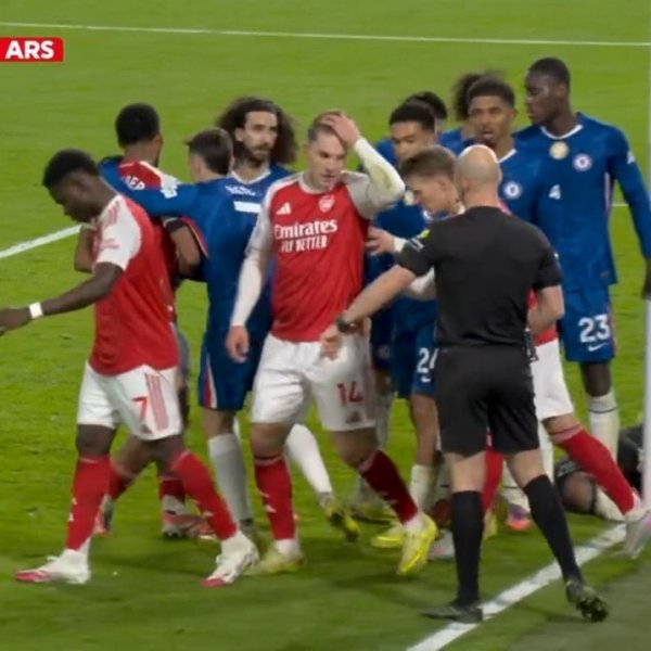 发型弗成乱🤣约克雷斯撞翻桑切斯引突破，染黄前还要捋两下头发