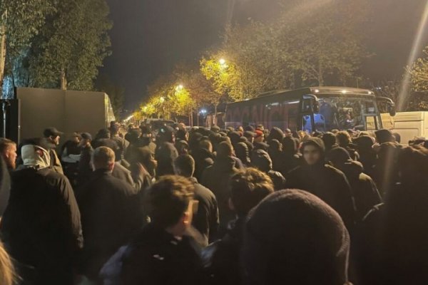 队报：遭受6连败，尼斯球员及体育总监在熟练基地遭极点球迷围堵